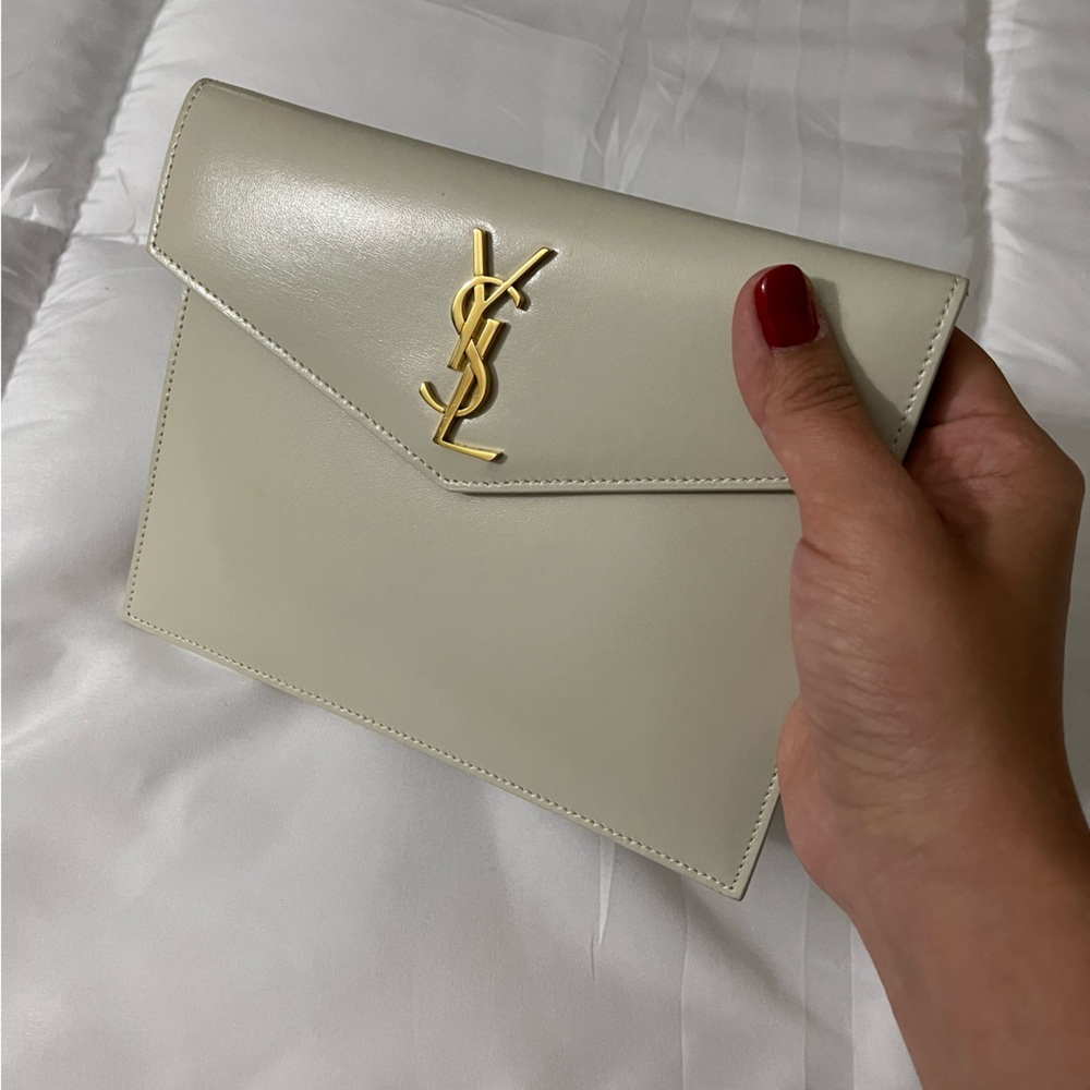 •Magnetic flap closure
•Gold-tone logo hardware at front
•Fabric lining - Picture 6 of 6